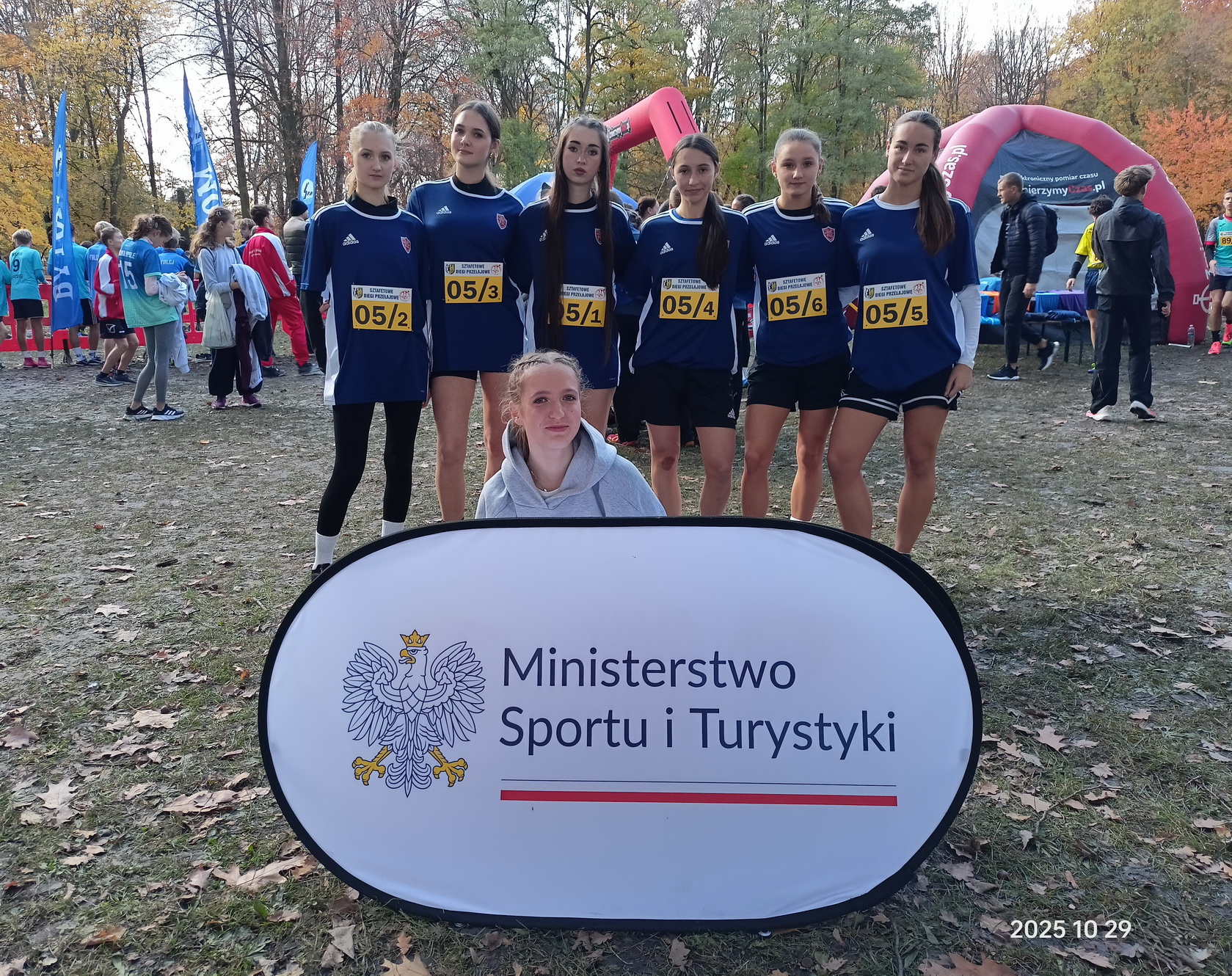 Zdjęcie Finał Biegi Sztafetowe Dz 2025 (2)a5d24b62-a807-4069-9b09-89365ee1b51c.jpg w galerii Mistrzostwa Polski w Sztafetowych Biegach Przełajowych (29.10.2025 r.)